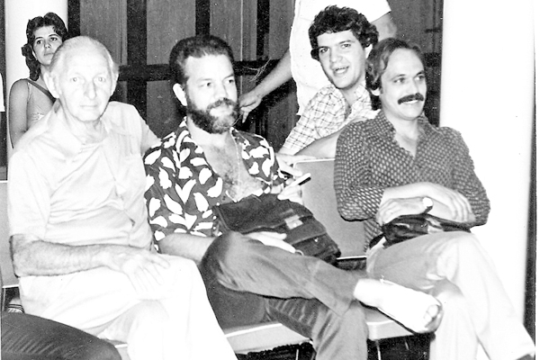 Mais uma foto histórica, que deve ter, por baixo, uns 30 anos. Foi durante uma apresentação no prédio da AEC-Centro. Da esquerda para a direita, um dos maiores incentivadores do teatro amador em Franca Orlando Dompieri (que dá nome a uma das avenidas de n